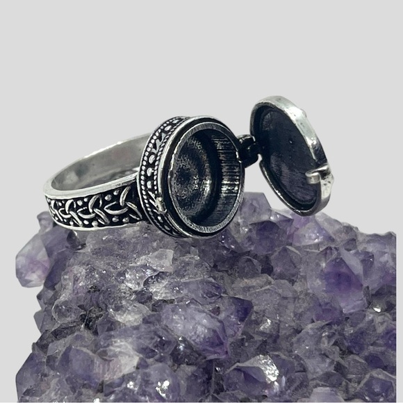 Star Poison Ring - Picture 3 of 5